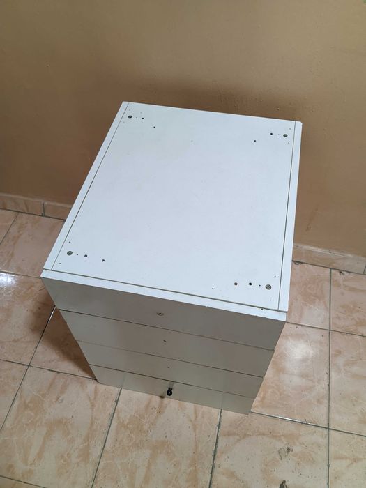 Шкаф. Тумба. С выдвижными полками.