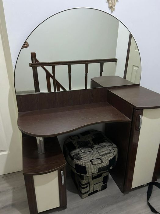 Vând măsuță machiaj +scaun