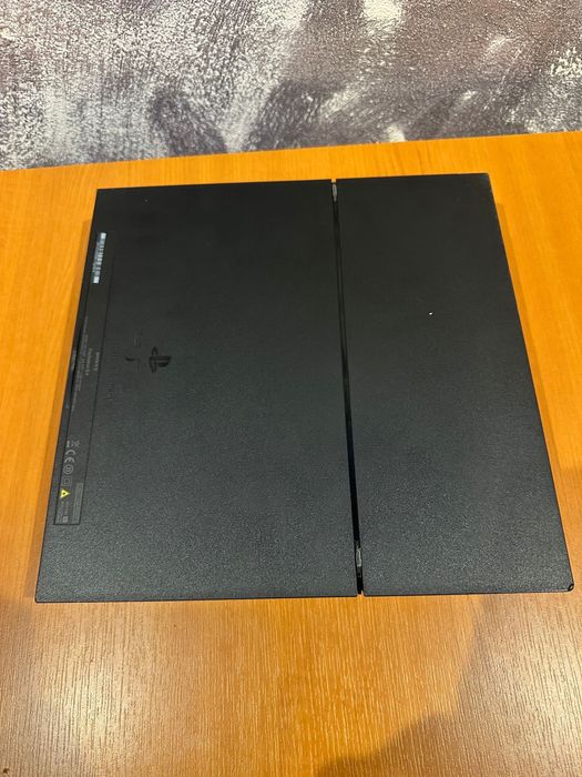 PlayStation 4, 2 Controllere, 2 Jocuri si Toate Cablurile Necesare