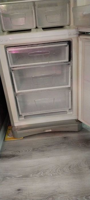 Продам  холодильник Индезит б/у в хорошем состоянии.