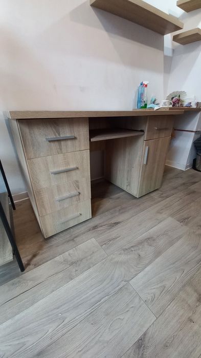 Birou masiv în stare bună