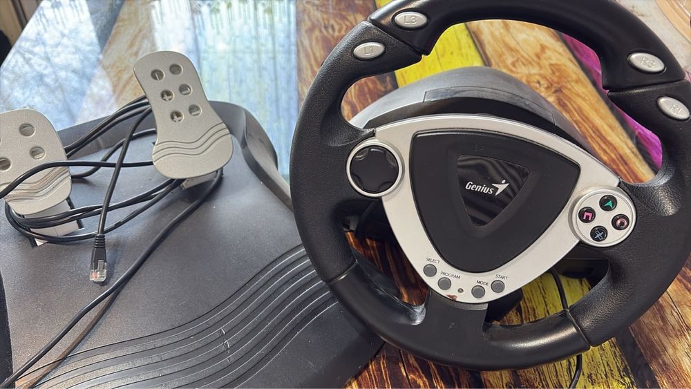 Игровой руль с педалями