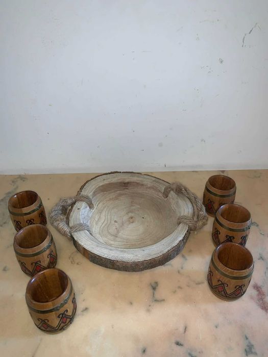 Platou cu sase pahare din lemn sculptat gravat manual