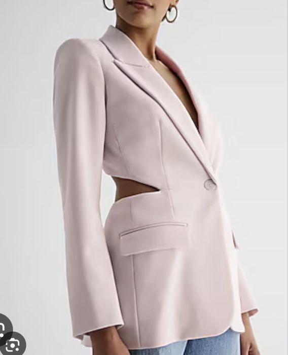 Ефектно сако със изрязан гръб.