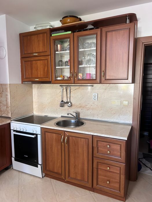 Кухня с горен и долен ред шкафове + плот и мивка