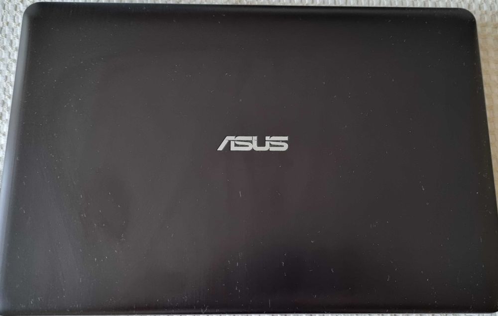 Laptop Asus, procesor Intel I3, Video dedicata 2GB, 8GB ram, 256 SSD.