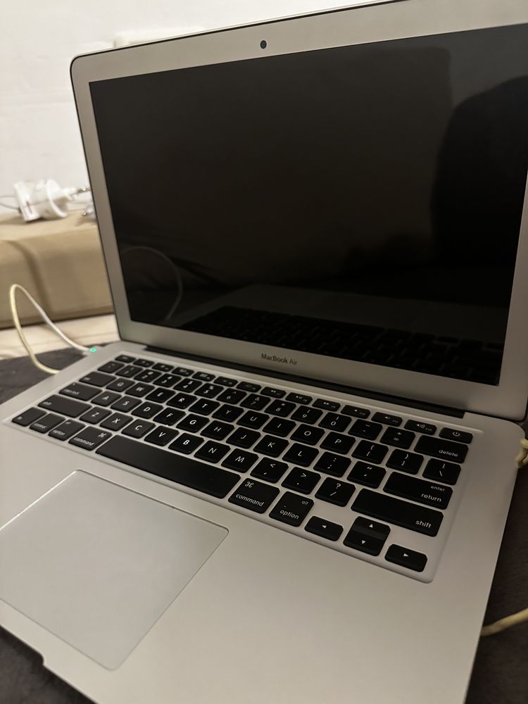 Vând MacBookAir 2015