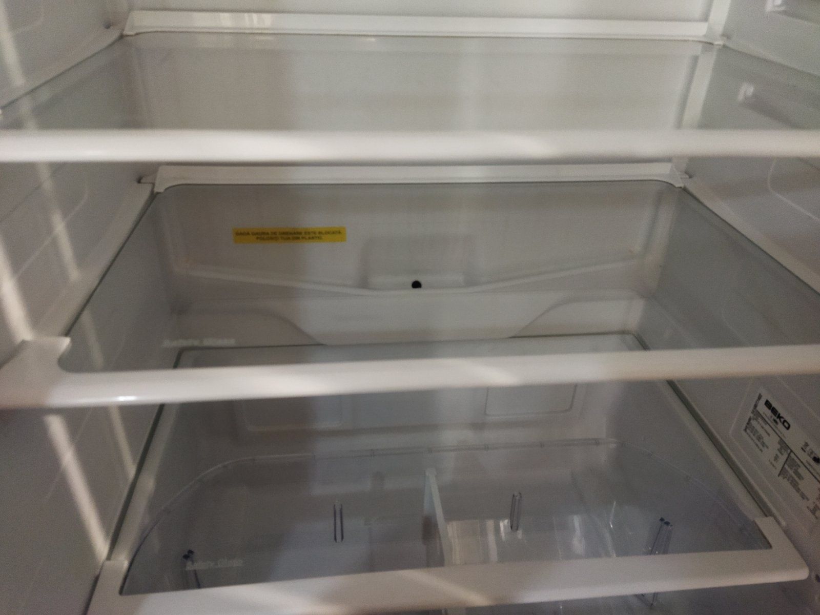 Продавам Хладилник Beko
