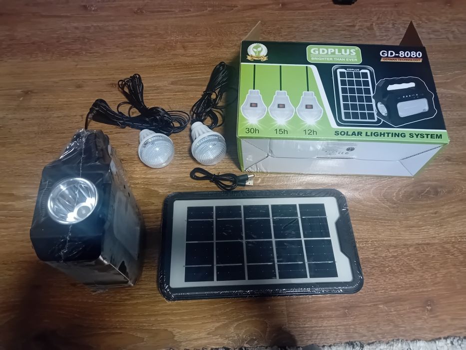 Kit portabil  pentru iluminat cu încărcare solara și la priza