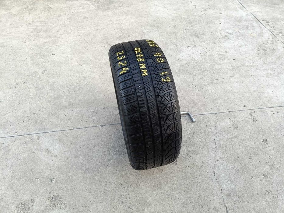 O anvelopa de iarna 245 40 19 pirelli p zero winter 7,8 mm dot 2324