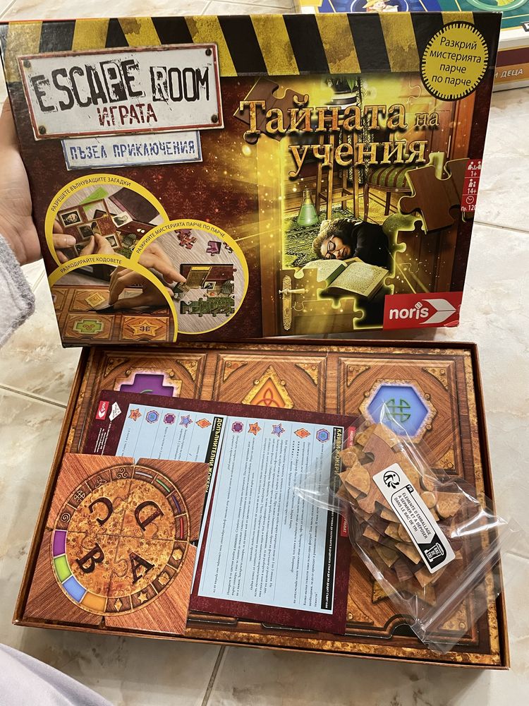 Настолна игра-пъзел Escape Room: Тайната на учения