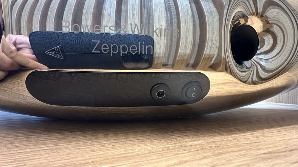 Bowers & Wilkins Zeppelin - конвертиран в Bluetooth