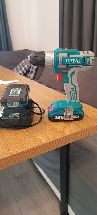 Винтоверт Total с две батерии и зарядно устройство работи без забележк