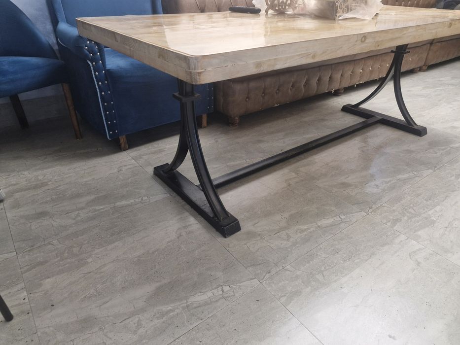 Продам обеденный стол (160 × 90 см).