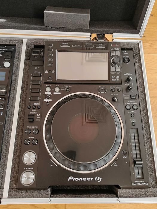 DJ Pack: 2×CDJ‑2000 NXS2 +DJM‑900 NXS2 cu flight‑case și cabluri noi