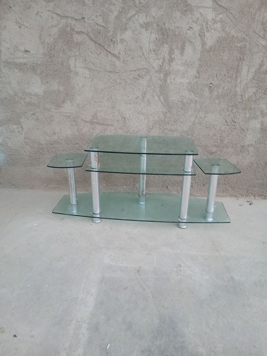 Telivizor podstavkasi sotiladi. Shishasi qalin. Yangi turibdi.