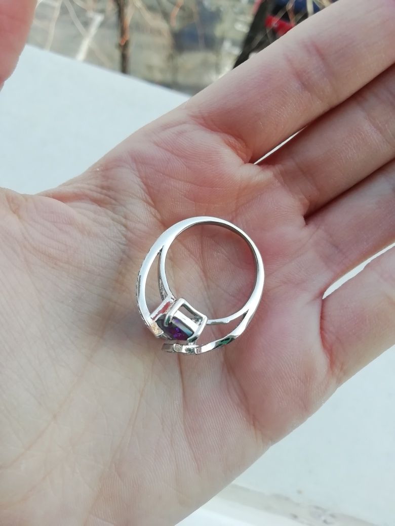 Inel cu piatră cameleonică, mărimea/size 8 (nu e aur, nu e argint)