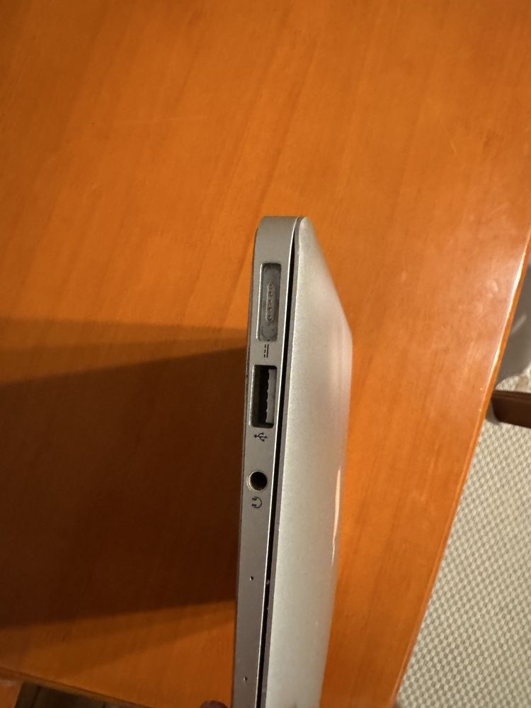 Macbook Air 11- inch 2014