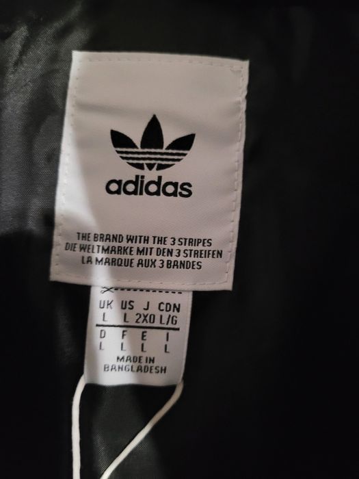 Vând Jacheta Adidas marimea L.