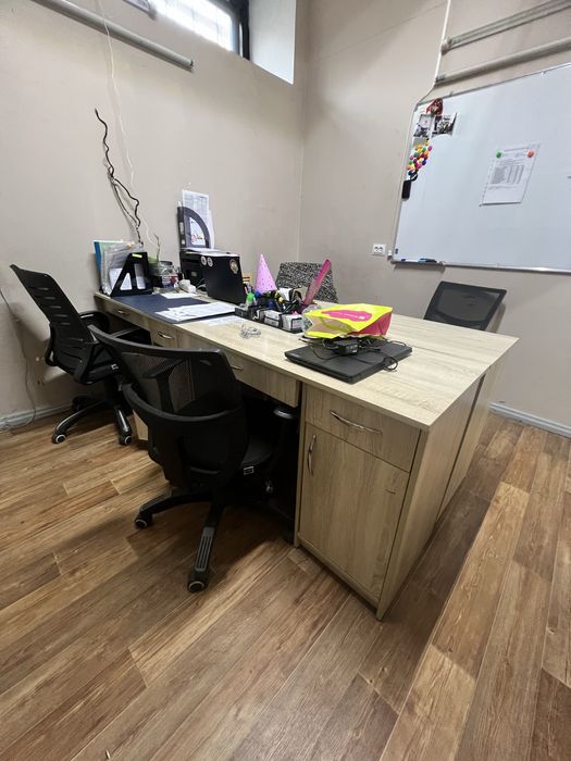 Продаю б/у рабочие столы 4 шт со шкафом