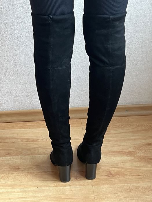 Високи черни ботуши