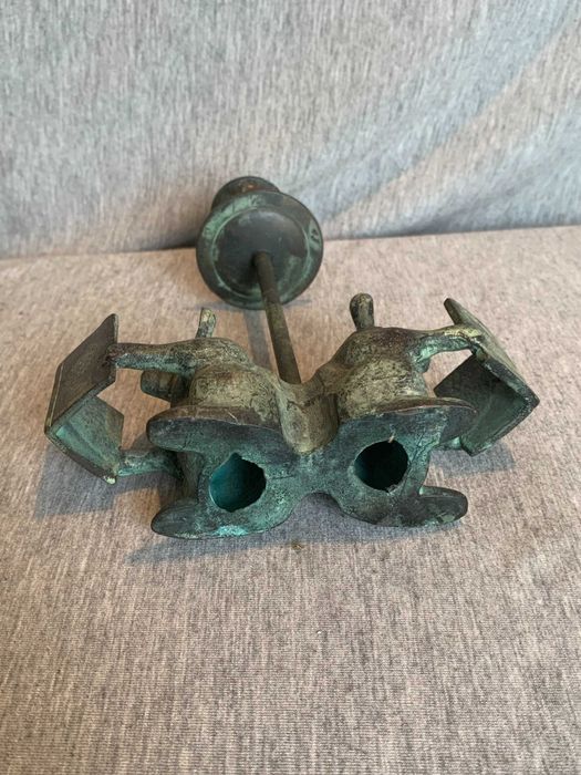 бронзов свещник, изобразяващ две мишки, които четат книги.