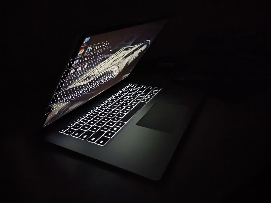 Microsoft Surface laptop 3 2K 15 katta ekran. Core i 7 kuchli