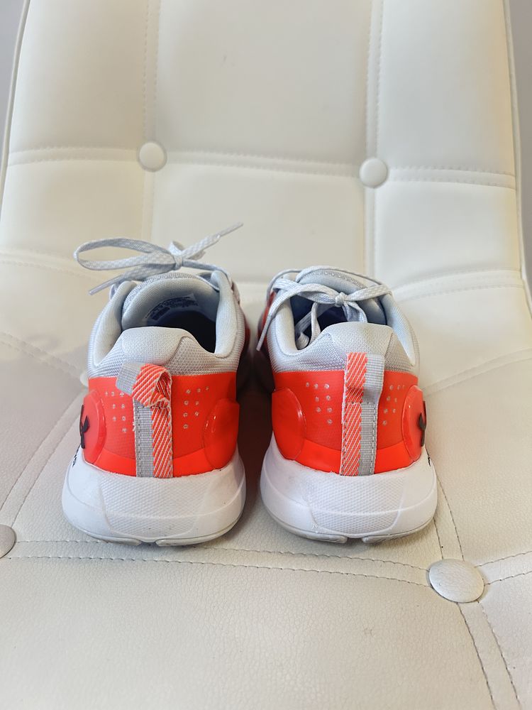Маратонки Under Armour 37,5 номер 23,5 см