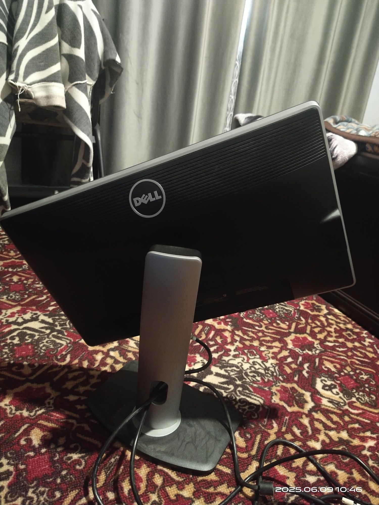 Продам монитор Dell поворачивается как  горизонтально так и вертикальн