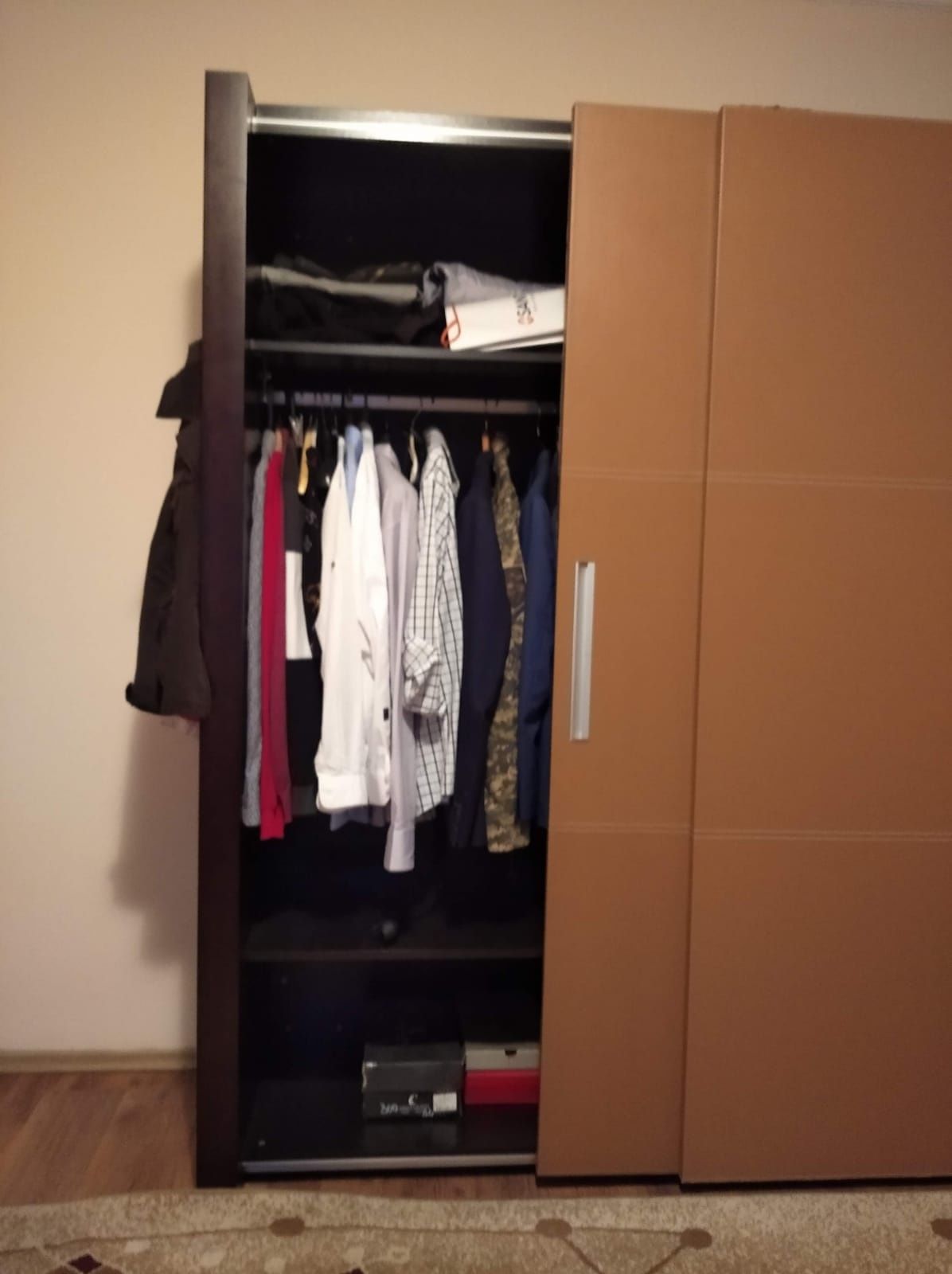 Продам спальный гарнитур  шкаф -купе