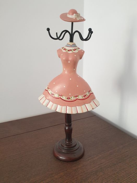 Suport din lemn pentru bijuterii