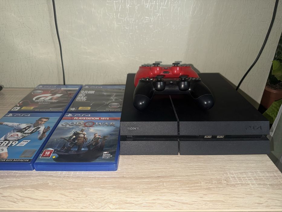 Плейстейшен 4 PlayStation,  много игр скачанных