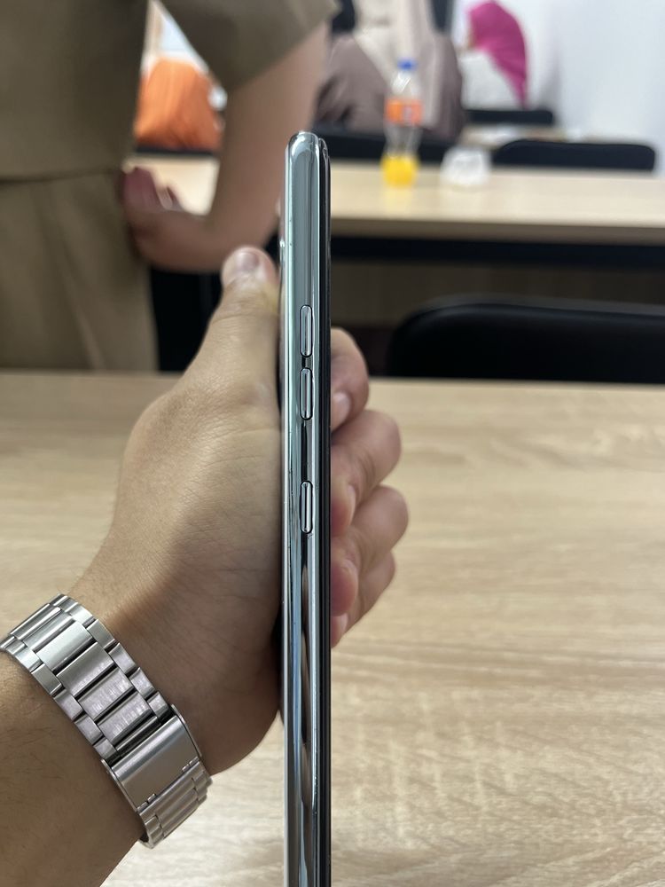 LG sotiladi holati zor tiniq