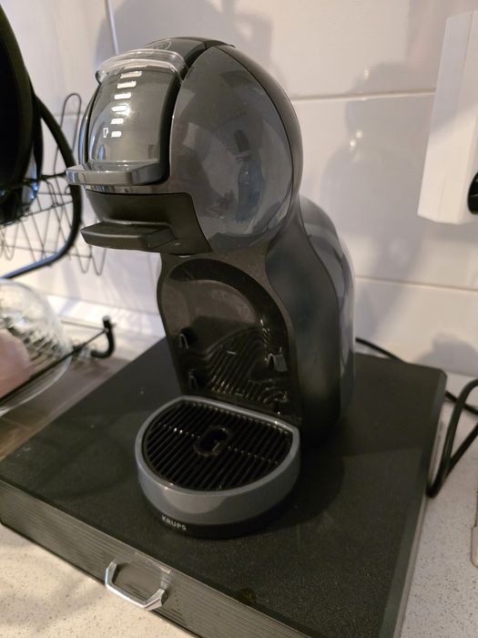 OFERTA: Vand espressor krups cu capsule + sertar capsule + cap