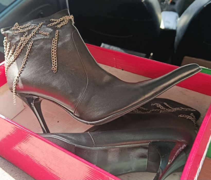 Етик ва полсапожкалар сотилади.  Йенги.  Бренд нурсаче.