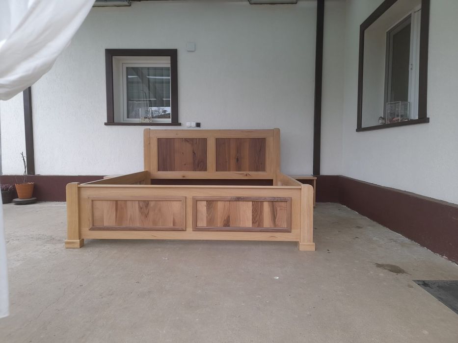 Pat matrimonial din stejar și nuc masiv + 2 noptiere
