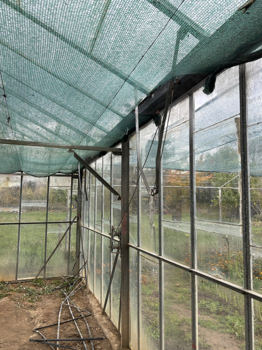 Стъклена оранжерия с механизми/парник