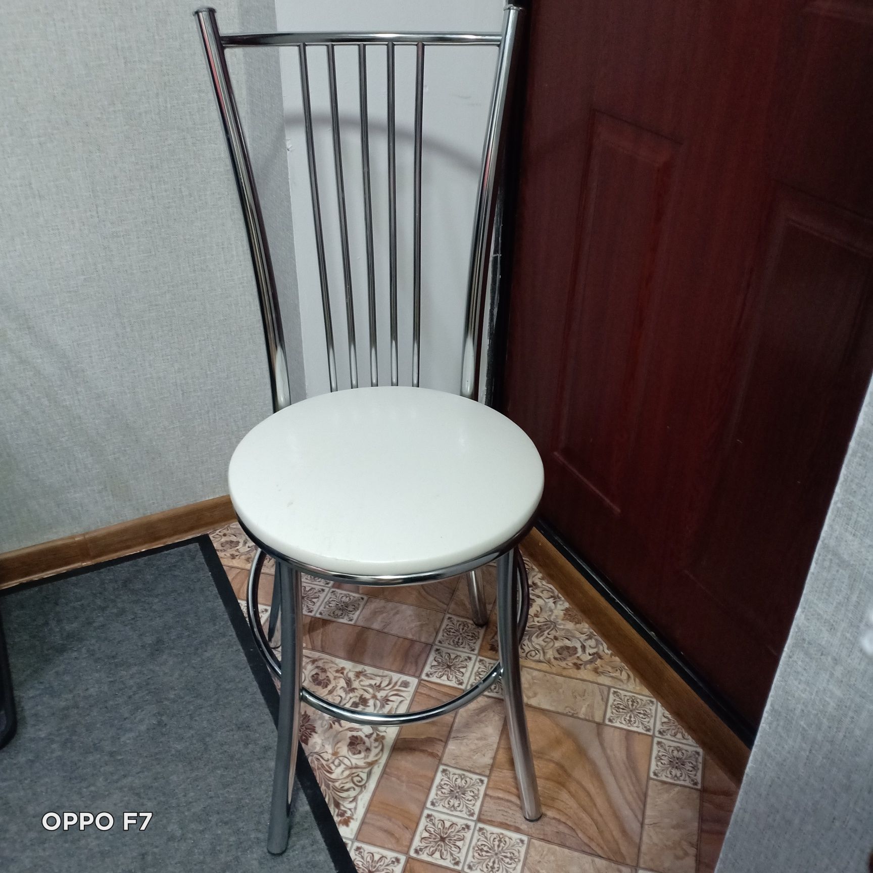 Кухонный стол и 4 стула