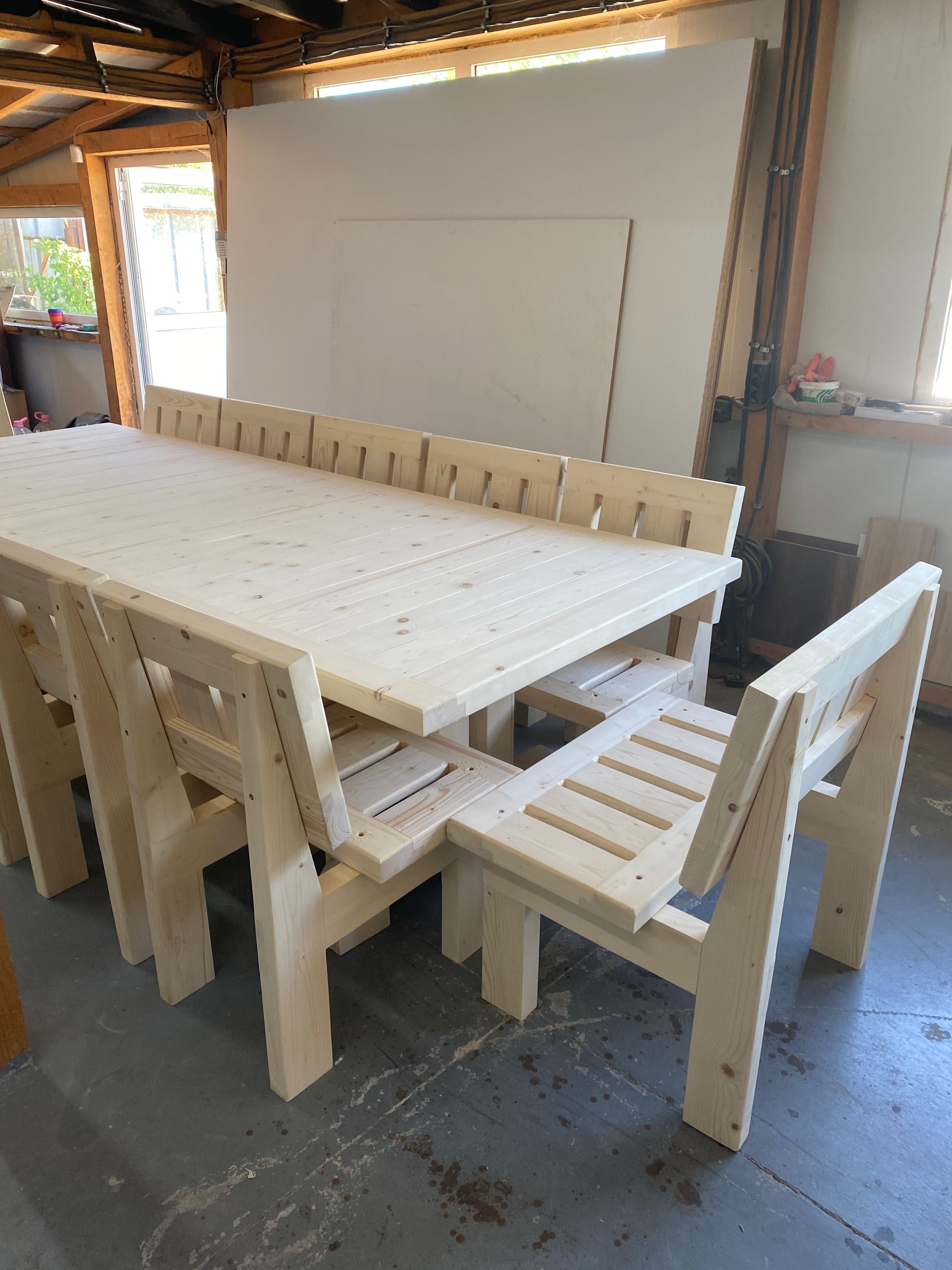 Дървена маса със столове