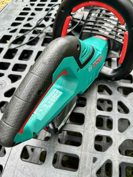 Masina de tuns gard viu Bosch AHS 55-20 LI, cu acumulator.