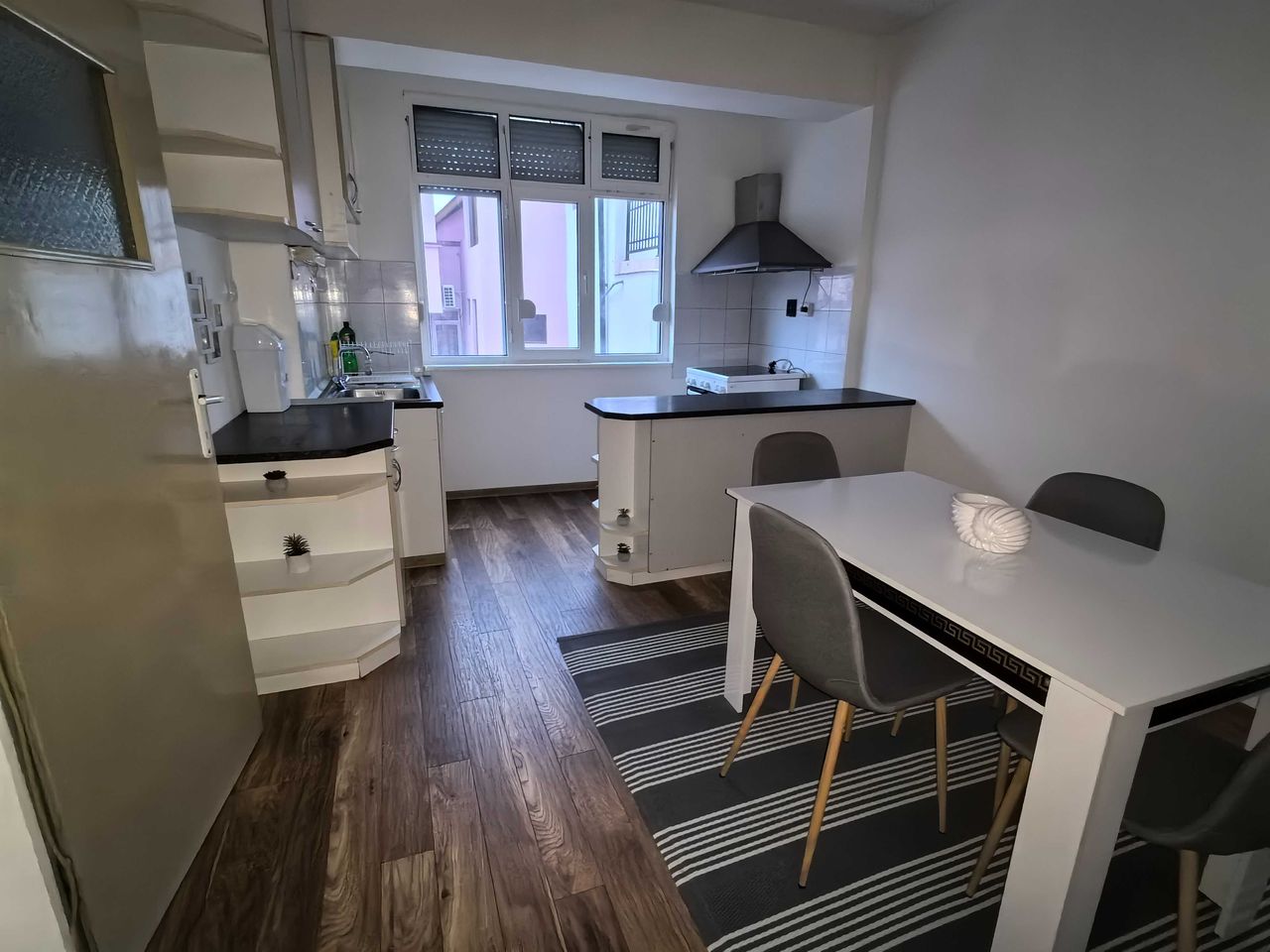 Дава се под наем Двустаен апартамент в Ямбол, Център - 65 кв.м за 255 € - Снимка #1
