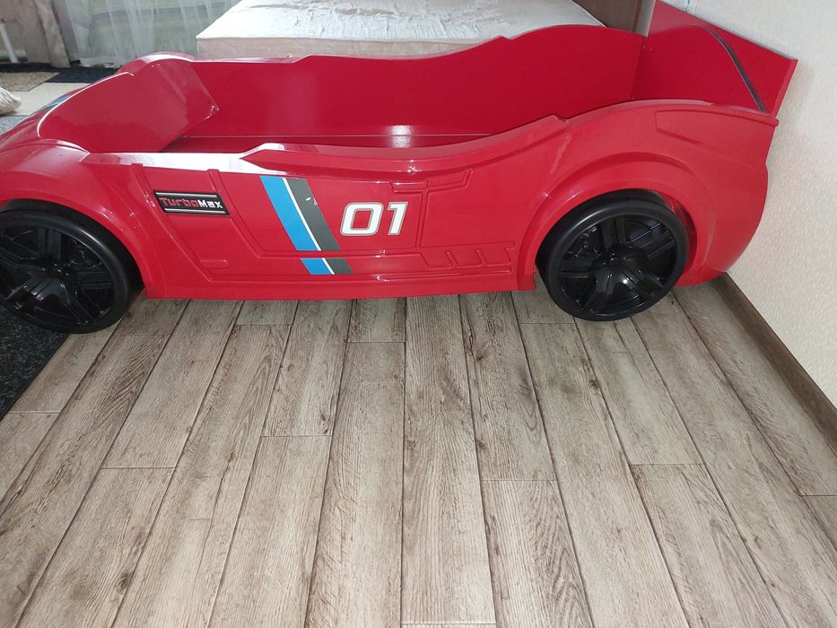 Детская кровать машина