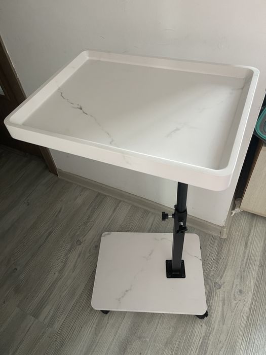 Măsuță din lemn reglabila cu roți