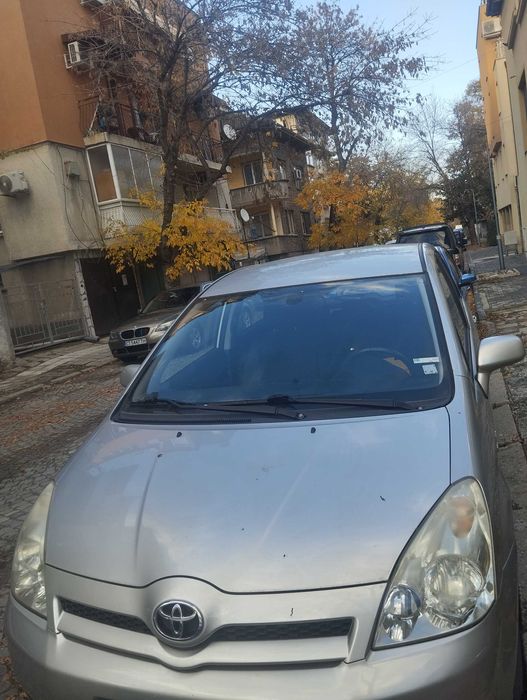Продавам Тойота Корола Версо