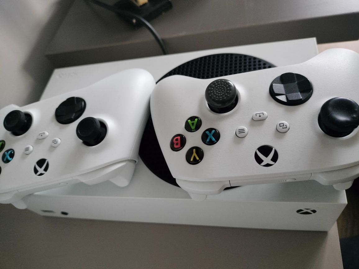 Xbox series s + 2 controlere