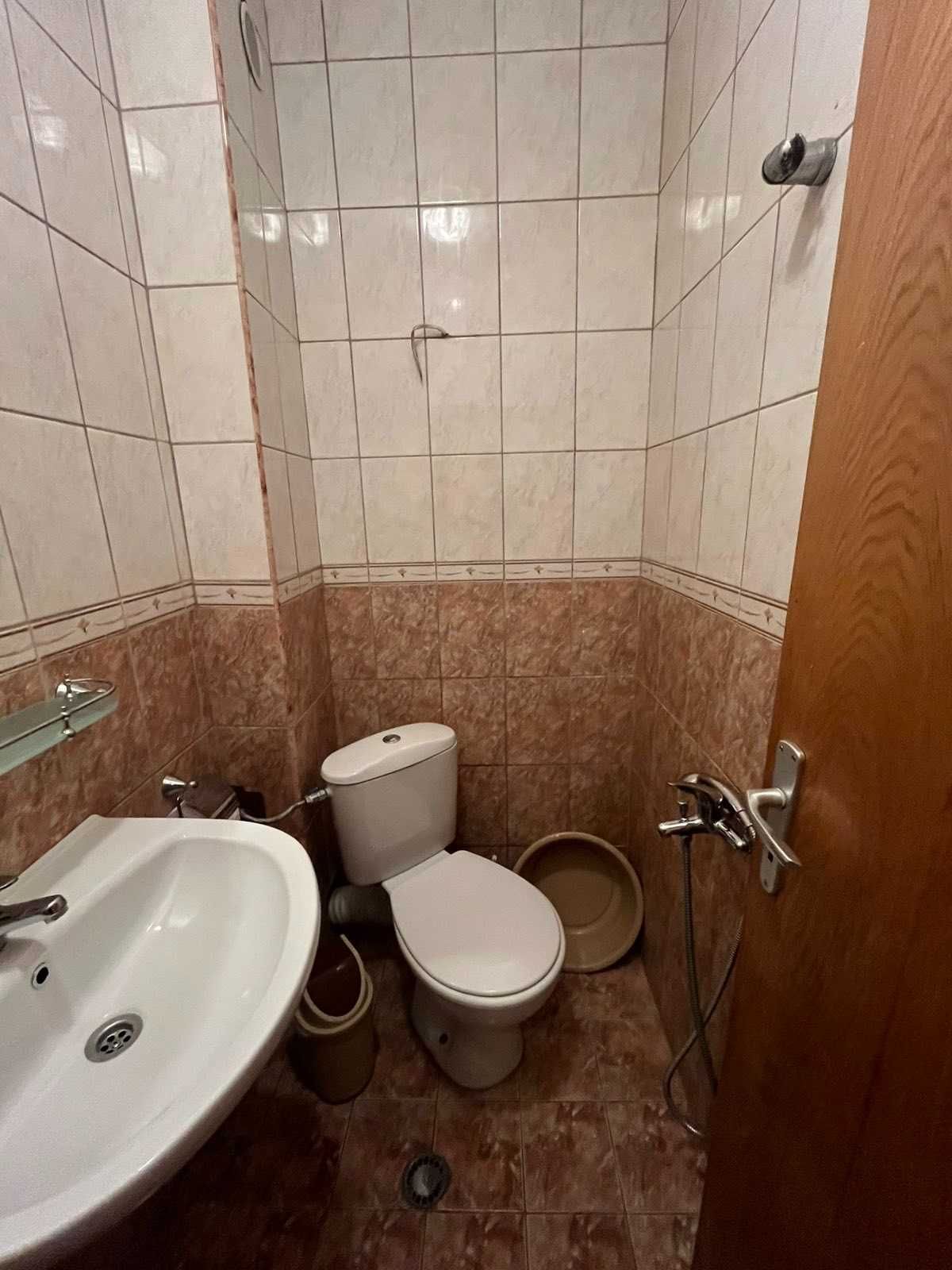 Тристаен Обзаведен Апартамент в кв. Вароша