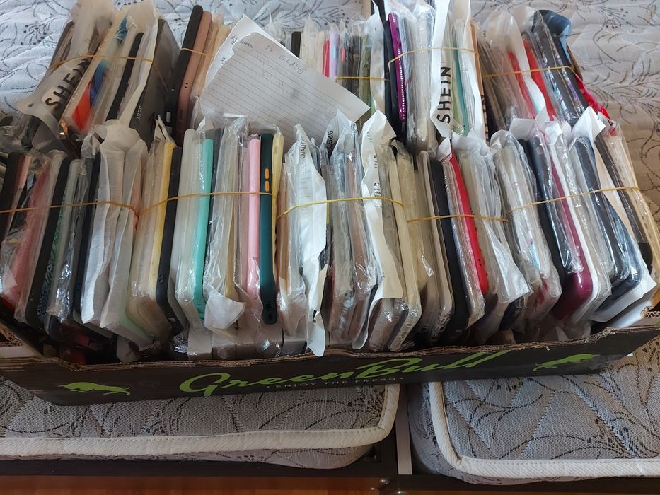 Продавам кашон с протектори