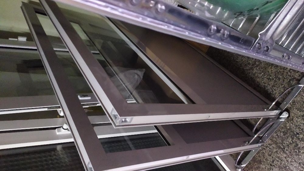 Продавам алуминиеви прегради/паравани на колелца