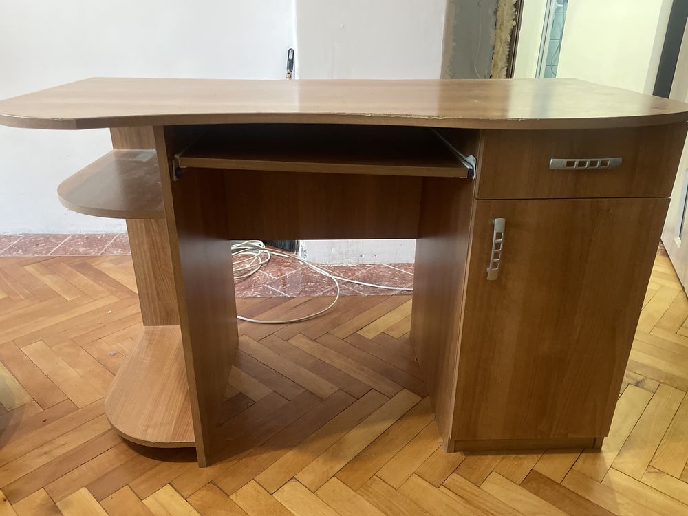 Офис бюро, цвят череша