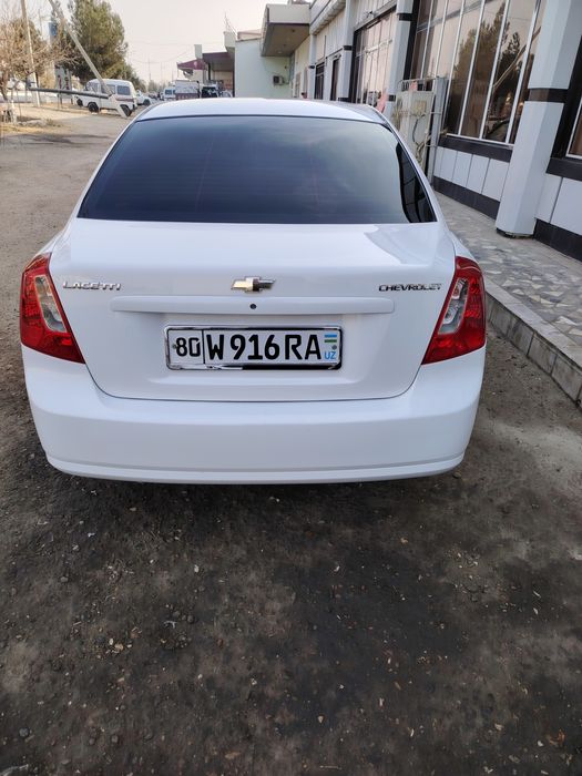 Lacetti 1.8 sotiladi